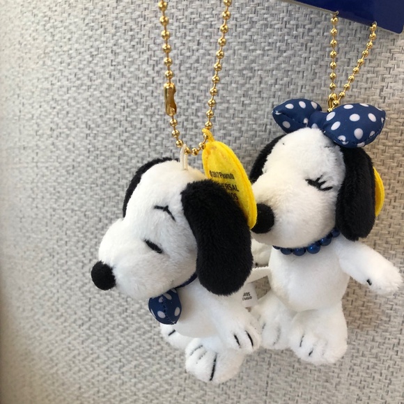 Nwt rare and adorable Snoopy and Belle Universal Studios Japan Key Chain - Picture 3 of 3